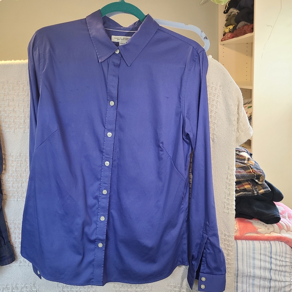 Blue no iron Banana Republic button up shirt blouse
